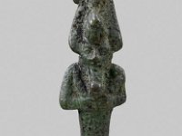 Aeg B 64  Aeg B 64, Ptolemäisch, Osiris, Bronze, H 8,1 cm, B 2,0 cm, T 2,7 cm : Bestandskatalog Ägypten, Museumsfoto: Claus Cordes